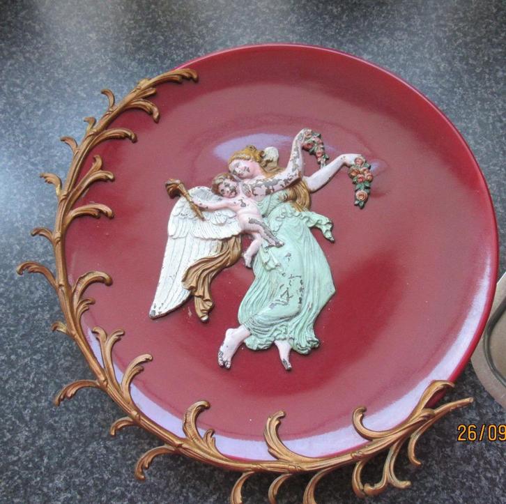 ZELDZAAM  OUD ROOD BORD MET ENGEL, KINDJE EN APARTE SIERRAND, Antiek en Kunst, Antiek | Wandborden en Tegels, Ophalen of Verzenden