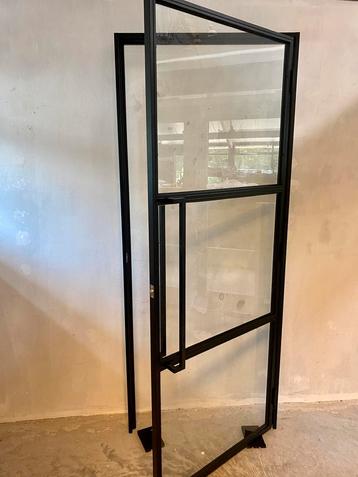 Stalen deur met kozijn 235x98 – Nieuw. Normaal 1300, nu 450! beschikbaar voor biedingen