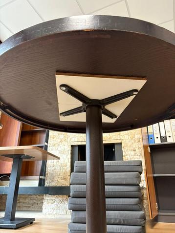 Houten ronde tafels beschikbaar voor biedingen