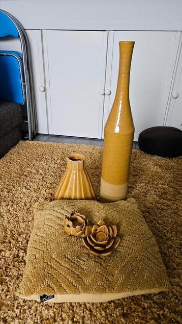 Leuke okergele accesoires van Pronto beschikbaar voor biedingen