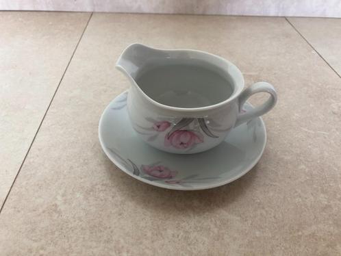 Juskom / sauskom met schotel in bloem motief, Huis en Inrichting, Keuken | Servies, Zo goed als nieuw, Kom(men), Ophalen of Verzenden