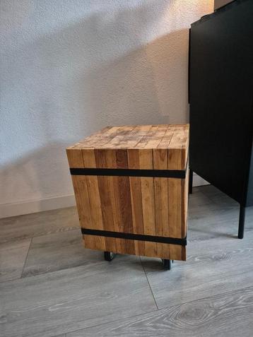 Industriële bijzettafel op wieltjes – hout & zwart staal  beschikbaar voor biedingen