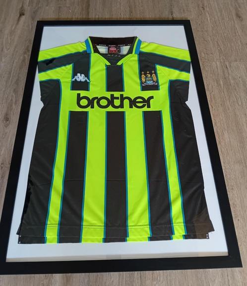 Ingelijst Manchester City uitshirt 1998, Verzamelen, Sportartikelen en Voetbal, Zo goed als nieuw, Shirt, Buitenlandse clubs, Ophalen