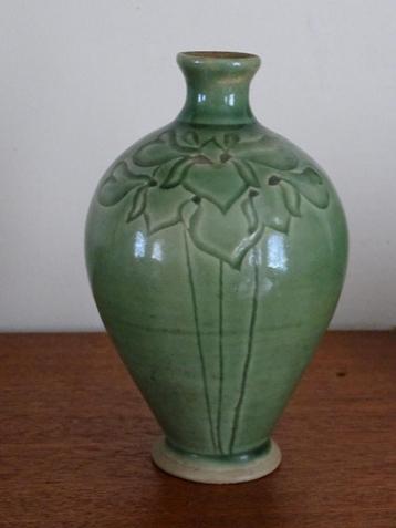 Mooi Art Nouveau Celadon Vaasje gemerkt Jeten? vaas beschikbaar voor biedingen