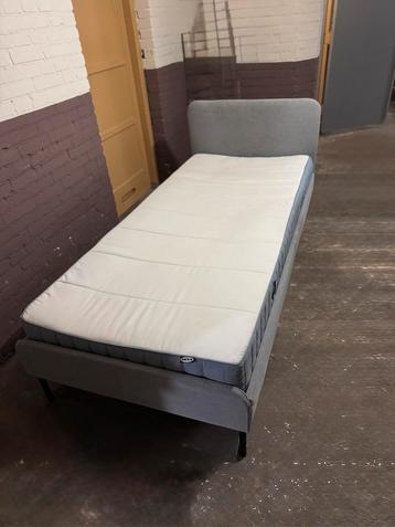 Eenpersoonsbed met matras beschikbaar voor biedingen