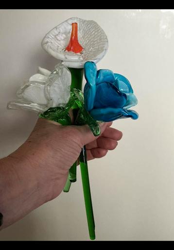 Bloemen v glas, 2 witte & 1 turquoise. Witte roos blad kapot beschikbaar voor biedingen