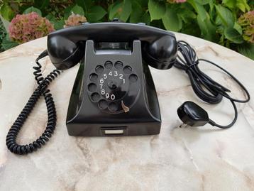 Bakelieten PTT-telefoon uit 1956 met meeluisterapparaatje beschikbaar voor biedingen