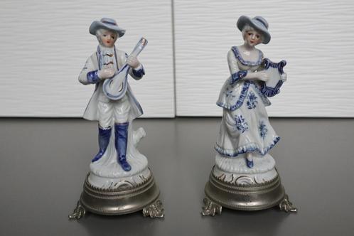 2 beelden delfts blauw look met goud man luit vrouw harp, Verzamelen, Beelden en Beeldjes, Gebruikt, Mens, Ophalen of Verzenden