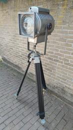 Industriële theatersport / theaterlamp op houten statief, Ophalen, Gebruikt, Industrieel