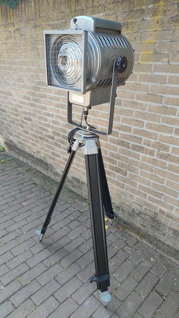 Industriële theatersport / theaterlamp op houten statief beschikbaar voor biedingen