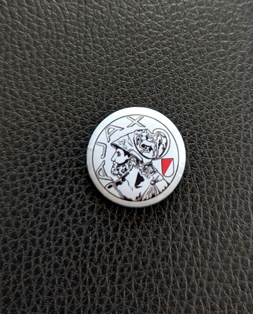 Ajax Voetbal - 25 mm button/speld/pin - Zilver, Ophalen of Verzenden, Nieuw, Sport, Button