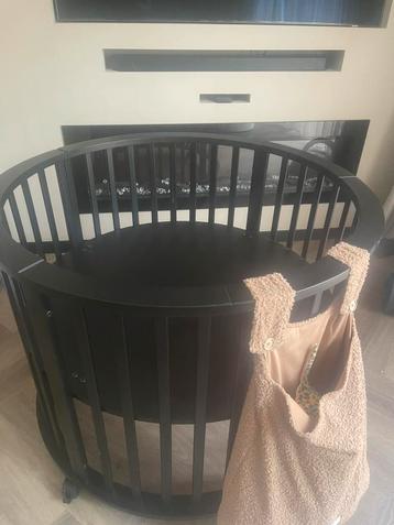 ronde baby box met ronde matras en hoeslaken beschikbaar voor biedingen