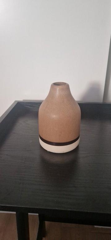 Mooie beige vaas beschikbaar voor biedingen