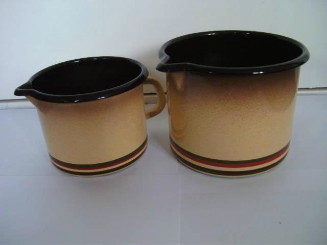 2 Emaille kannen, creme, bruin met rode en groene bies, Antiek en Kunst, Curiosa en Brocante, Ophalen of Verzenden