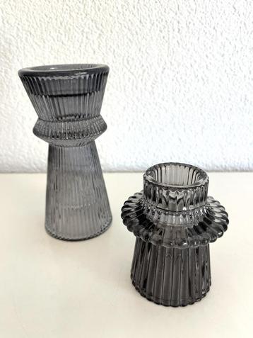 Kandelaars/vaasjes van glas geribbeld, grijs, omkeerbaar beschikbaar voor biedingen