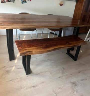 Houten Eettafel met Bankje beschikbaar voor biedingen