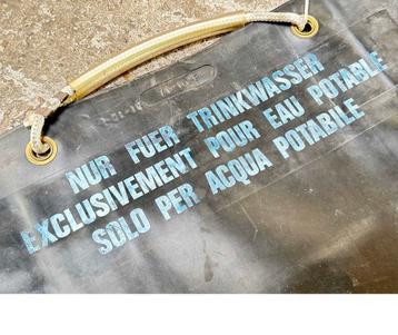 Partij drinkwaterzakken van het zwitserse leger beschikbaar voor biedingen