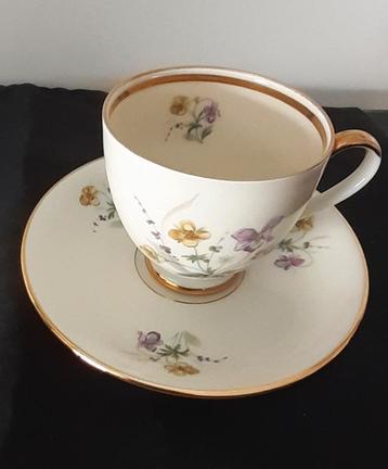 10 Vintage Kop en Schotels met Bloemen beschikbaar voor biedingen