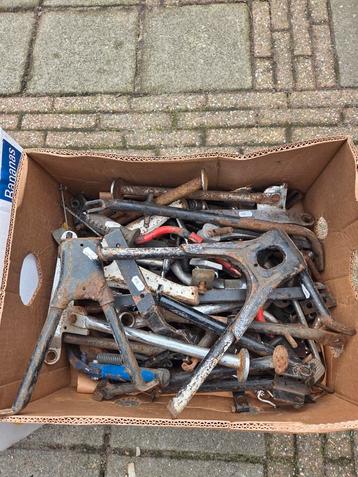 Bananendoos met parts standaard brommer +- 50 stuks beschikbaar voor biedingen