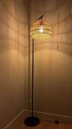 Industriele hoek lamp met rieten lampenkap, Huis en Inrichting, Ophalen, Zo goed als nieuw, Minder dan 100 cm