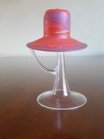 Glaswerk met hoedje van gekleurd glas van Brian Brenno, Ophalen