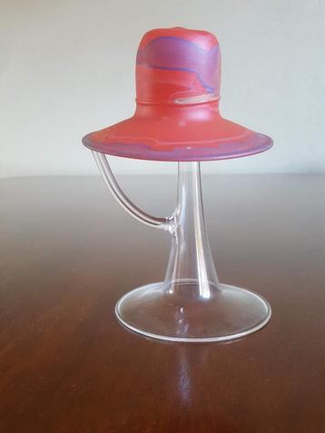 Glaswerk met hoedje van gekleurd glas van Brian Brenno beschikbaar voor biedingen
