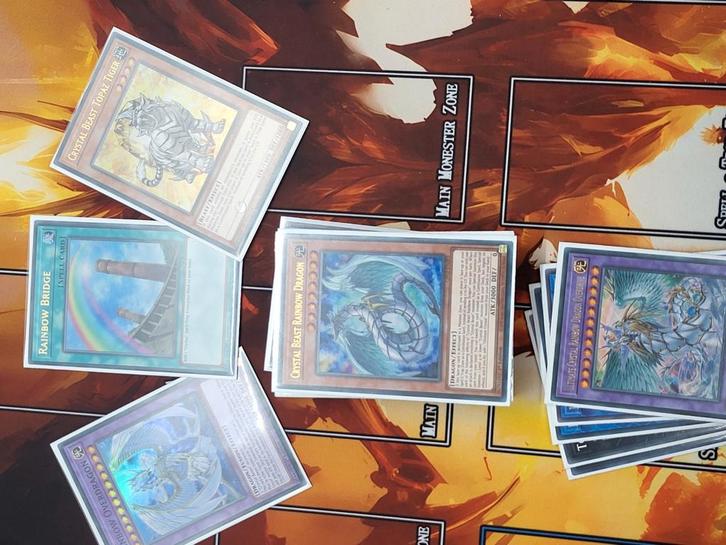 Crystal Beast Yu-Gi-Oh! Deck + 50 Kaarthoesjes, Hobby en Vrije tijd, Verzamelkaartspellen | Yu-gi-Oh!, Zo goed als nieuw, Speeldeck