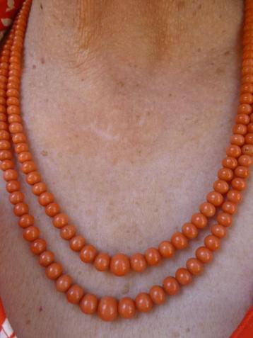 lang dubbel rij-ig Bloedkoraal Collier 14 kt Gouden Slot   beschikbaar voor biedingen