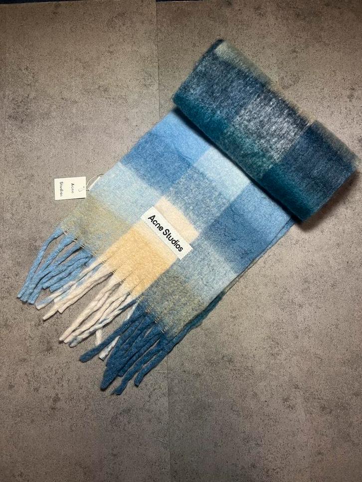 Acne Studios Sjaal - Nieuwstaat, Kleding | Dames, Mutsen, Sjaals en Handschoenen, Zo goed als nieuw, Sjaal, Ophalen of Verzenden