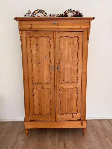 Antieke grenen houten kast met deuren en planken beschikbaar voor biedingen