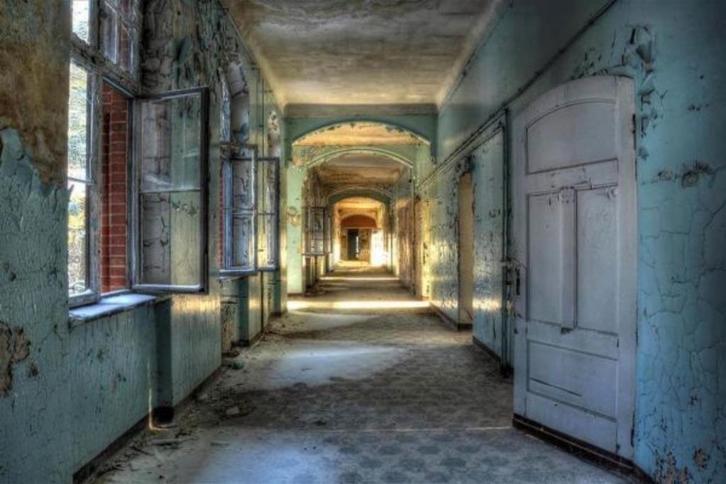 Fotoprint 'Abandoned' op plexiglas (150 cm x 100 cm), Huis en Inrichting, Woonaccessoires | Schilderijen, Tekeningen en Foto's