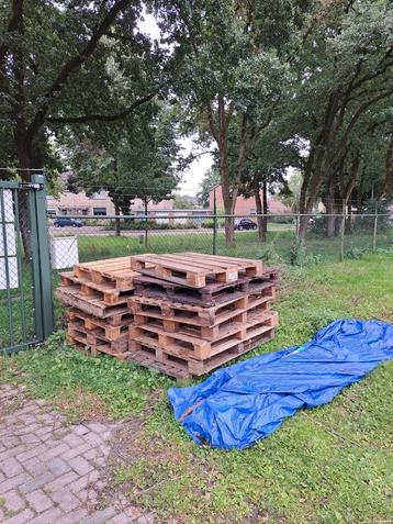 Stapel pallets beschikbaar voor biedingen