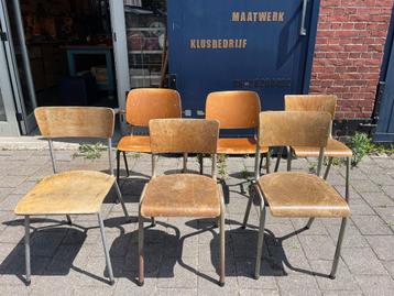 diverse vintage schoolstoelen, stoelen beschikbaar voor biedingen