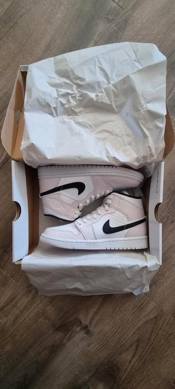 Nike jordan 1 mid barely rose 36.5 (Women's) beschikbaar voor biedingen