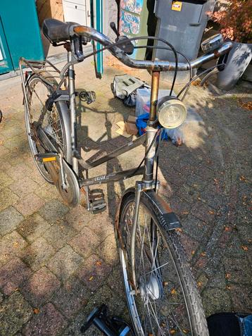 Oude fiets met versnellingen beschikbaar voor biedingen