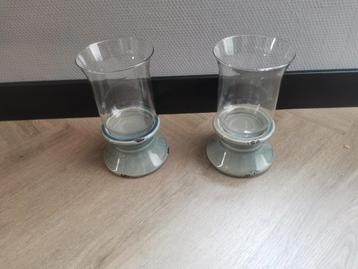 Set van 2 glazen vazen met keramische voet beschikbaar voor biedingen