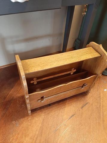 Eikenhouten krantenbak beschikbaar voor biedingen