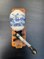 vintage wandkoffiemolen met een Delfts blauw motief., Antiek en Kunst, Antiek | Keukenbenodigdheden, Ophalen of Verzenden