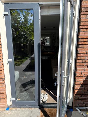 Deur en groot kozijn kunststof / jaloezieen optioneel beschikbaar voor biedingen