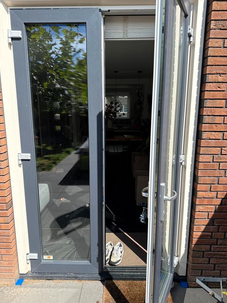 Deur en groot kozijn kunststof / jaloezieen optioneel, Doe-het-zelf en Verbouw, Kozijnen en Schuifpuien, Gebruikt, Deurkozijn