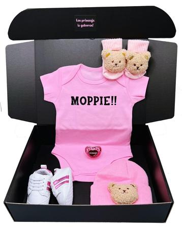 Kraamcadeau met roze romper babymuts en sokjes  beschikbaar voor biedingen