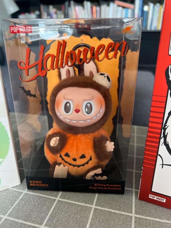 ORIGINELE Labubu Halloween Sitting Pumpkin, Verzamelen, Poppetjes en Figuurtjes, Nieuw, Ophalen of Verzenden