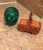 1 houten vintage spaarpot en een groen varken., Verzamelen, Spaarpotten, Ophalen of Verzenden, Gebruikt, Hout, Dier