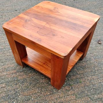 Salontafel Eikenhouten robuuste tafel 60 cm x 60 cm x 45 cm. beschikbaar voor biedingen