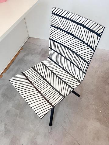 Unieke designstoel met grafisch patroon beschikbaar voor biedingen