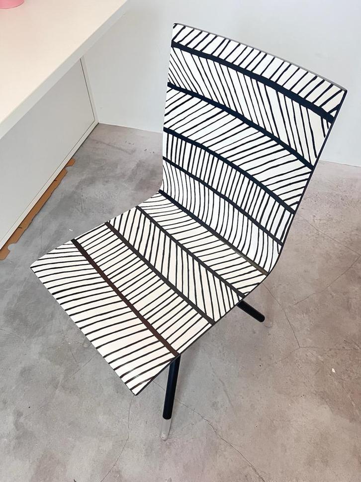 Unieke designstoel met grafisch patroon, Huis en Inrichting, Stoelen, Zo goed als nieuw, Drie, Hout, Metaal, Wit, Ophalen