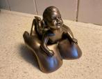 Baby liggend op 2 handen in bronskleur, Verzamelen, Beelden en Beeldjes, Ophalen of Verzenden