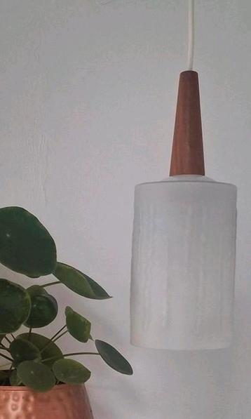 Vintage opalineglas met teak hanglamp. Scandinavië.  beschikbaar voor biedingen