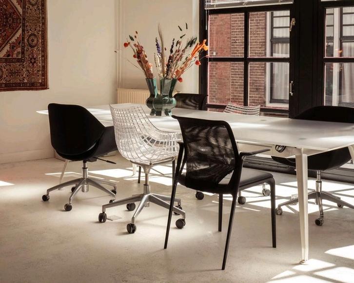 Ahrend 1200 design vergadertafel + verlichting - new price!, Zakelijke goederen, Kantoor en Winkelinrichting | Kantoormeubilair en Inrichting