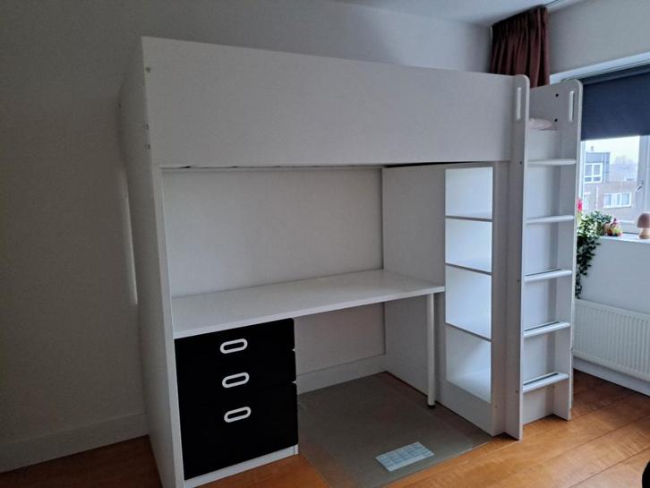 Hoogslaper Ikea Smastad met bureau en vakkenkast, Kinderen en Baby's, Kinderkamer | Stapelbedden en Hoogslapers, Zo goed als nieuw